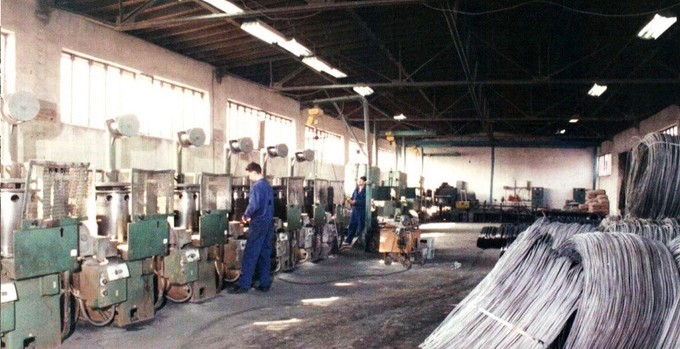 Gründung des Unternehmens und Aufnahme der Produktion von Maschendraht